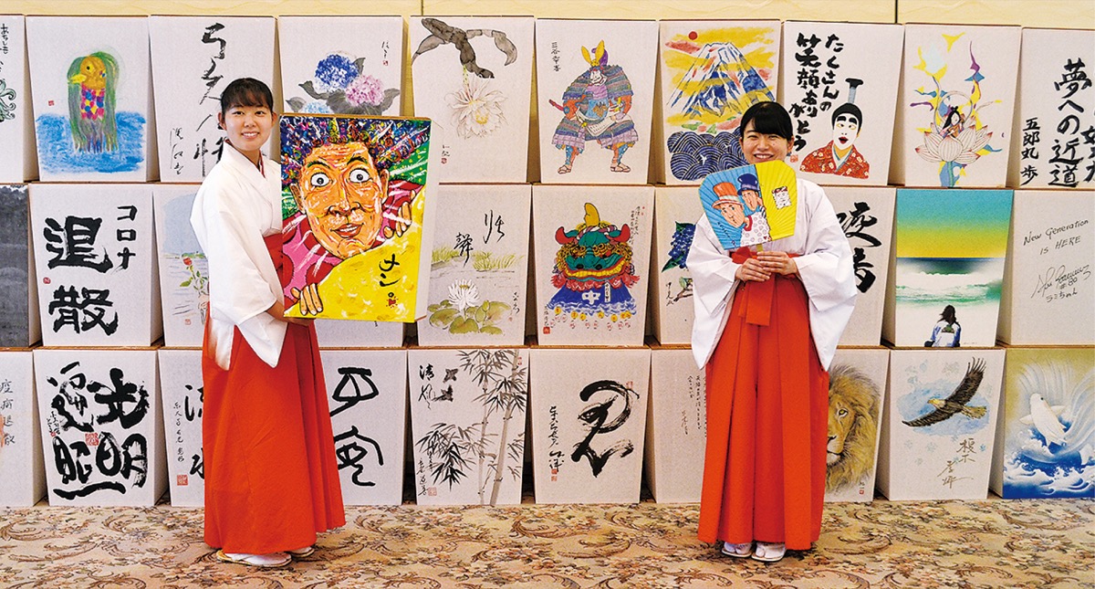 個性豊かなぼんぼり一堂に (写真1)