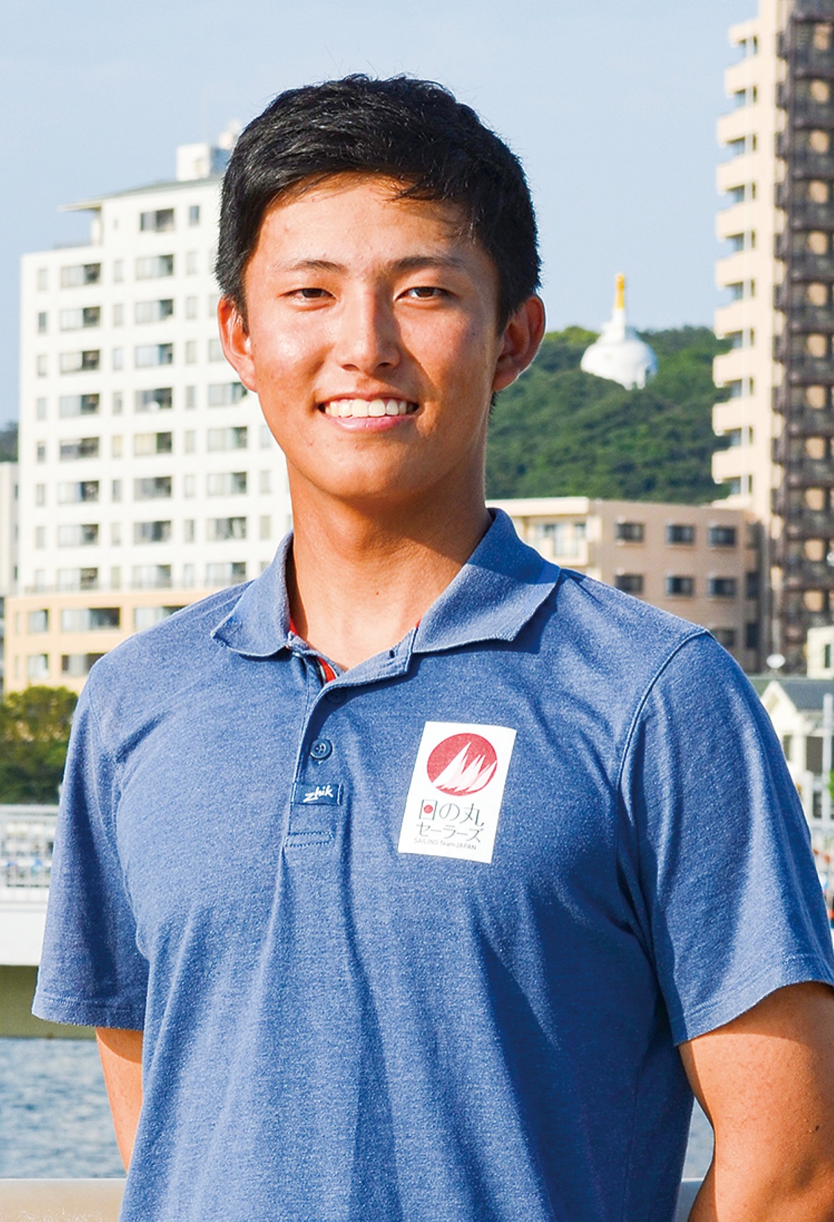 藤沢市在住。小2から競技を始め、高校からレーザーラジアル級に。昨年はユース国内ランク1位となり、ユース日本代表として世界選手権にも出場。２年生で高校３冠を達成した。