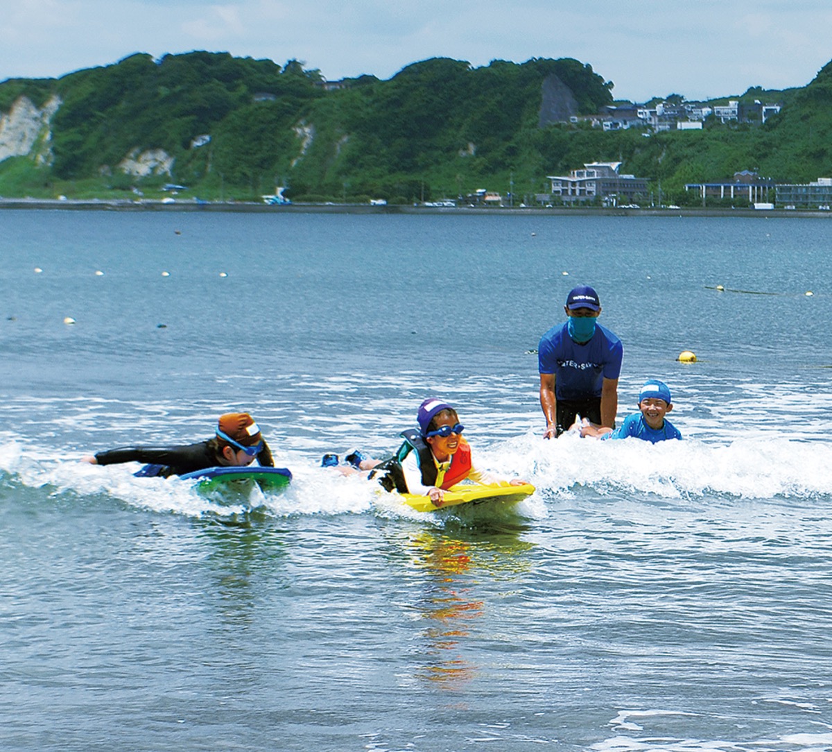 ボディーボードで波乗り体験=7日・材木座海岸