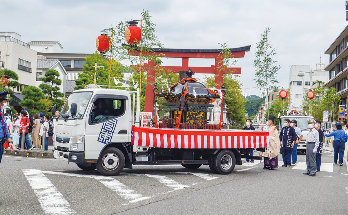 神輿が二ノ鳥居前を巡行　＝15日午後１時頃