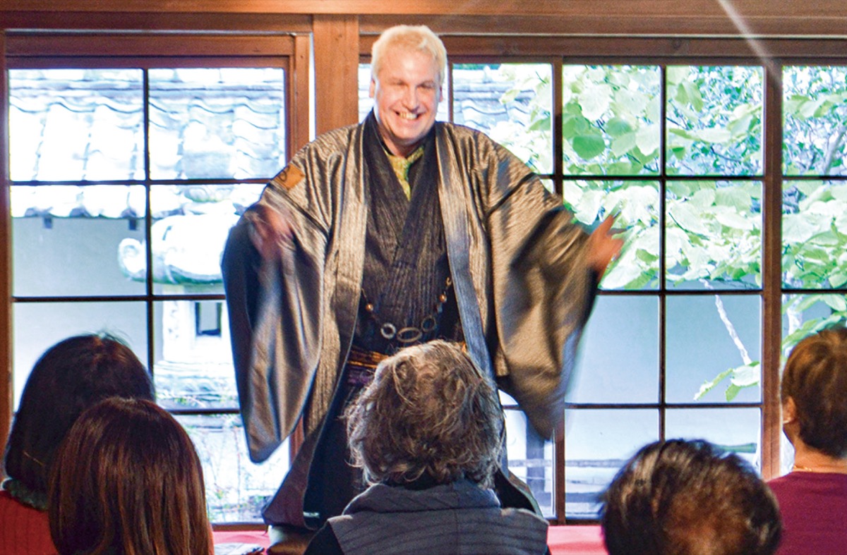 桂三輝さん会場沸かす (写真1)