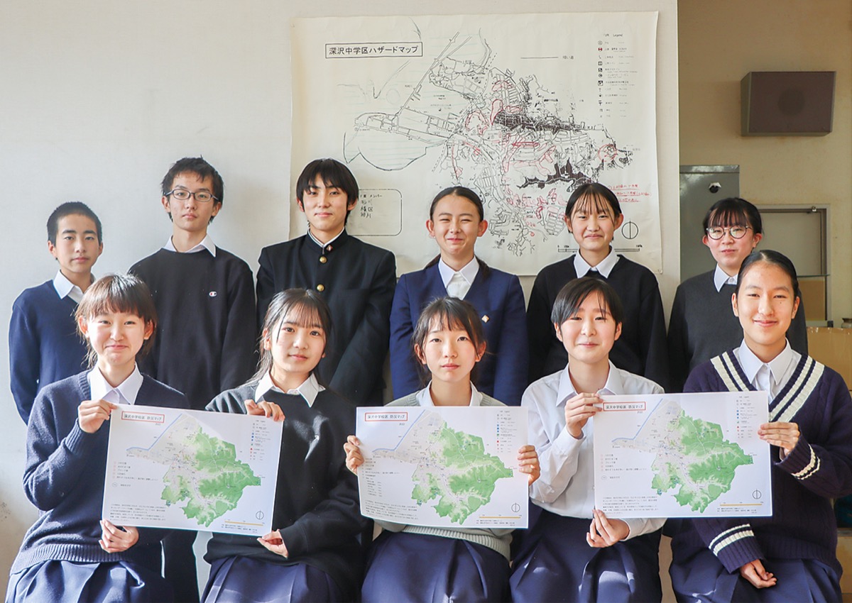 地図をまとめた災害防止チームのメンバー=13日