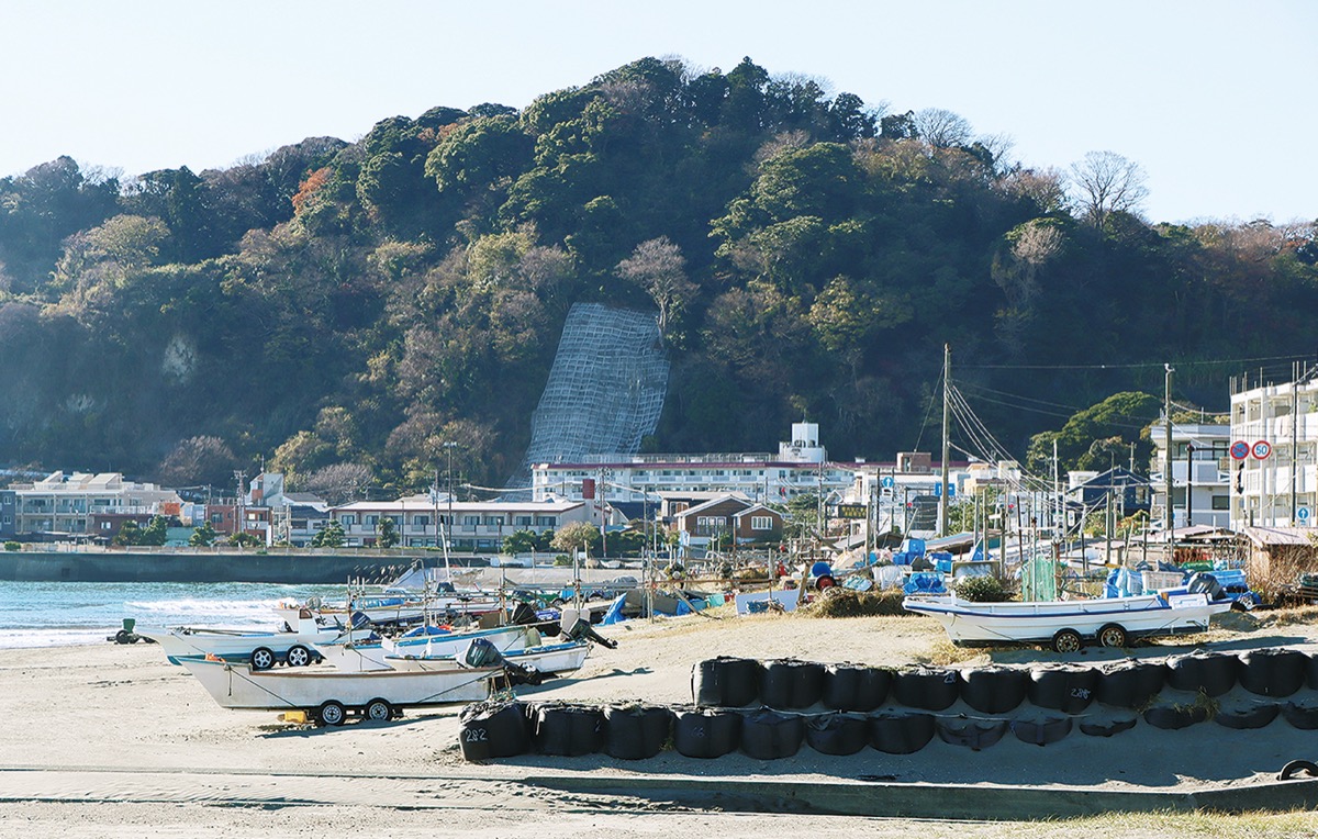 鎌倉海岸・坂ノ下の砂浜に停泊する漁船。右奥には漁具倉庫（12/20撮影）