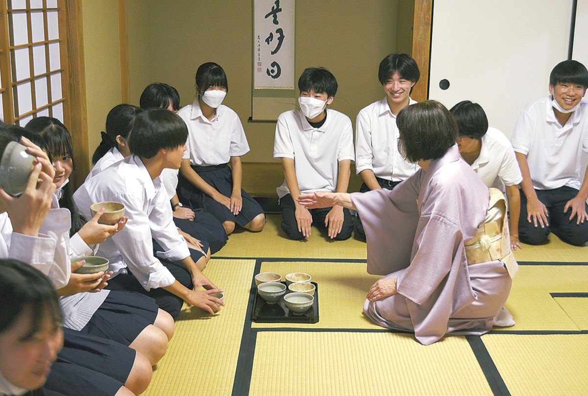 深沢高生が茶道体験 | 鎌倉 | タウンニュース