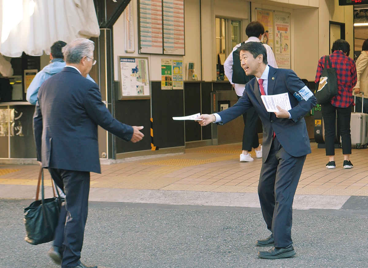 市長ら駅前でチラシ配布