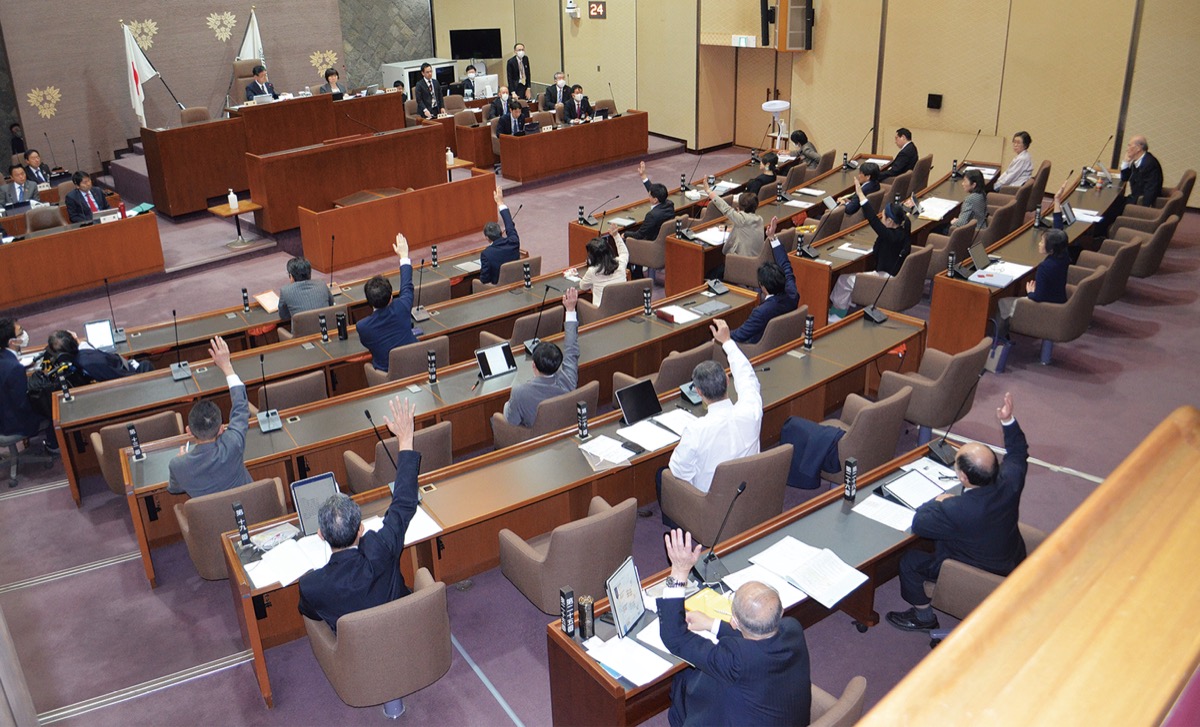 新庁舎設計費含み可決