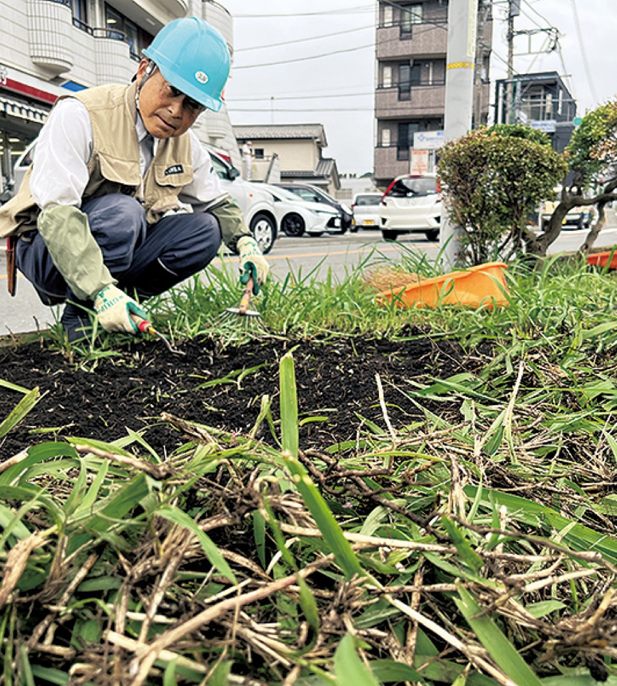 草刈りで駅前をきれいに