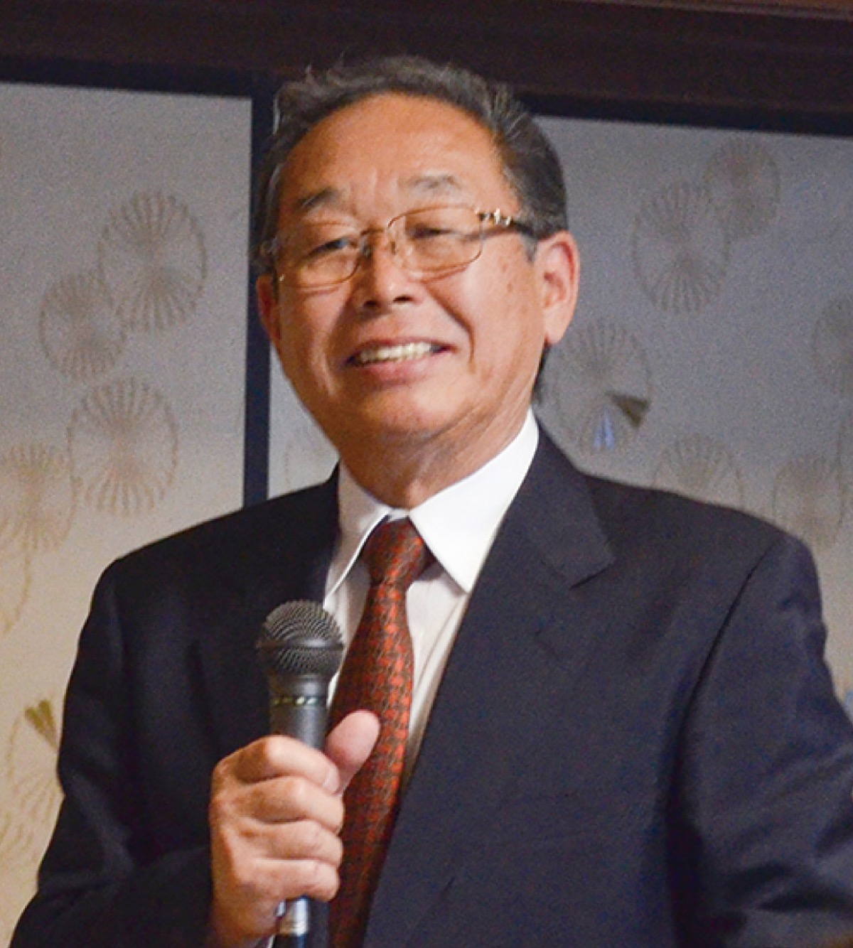 あいさつをする日向会長