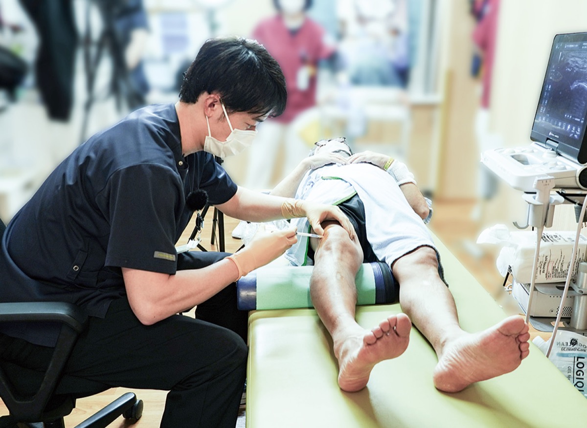 患者の膝へ投与（提供）