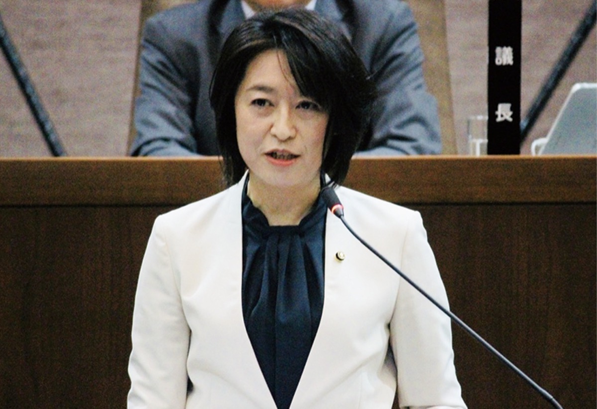 議会で質問に立つ大石市議