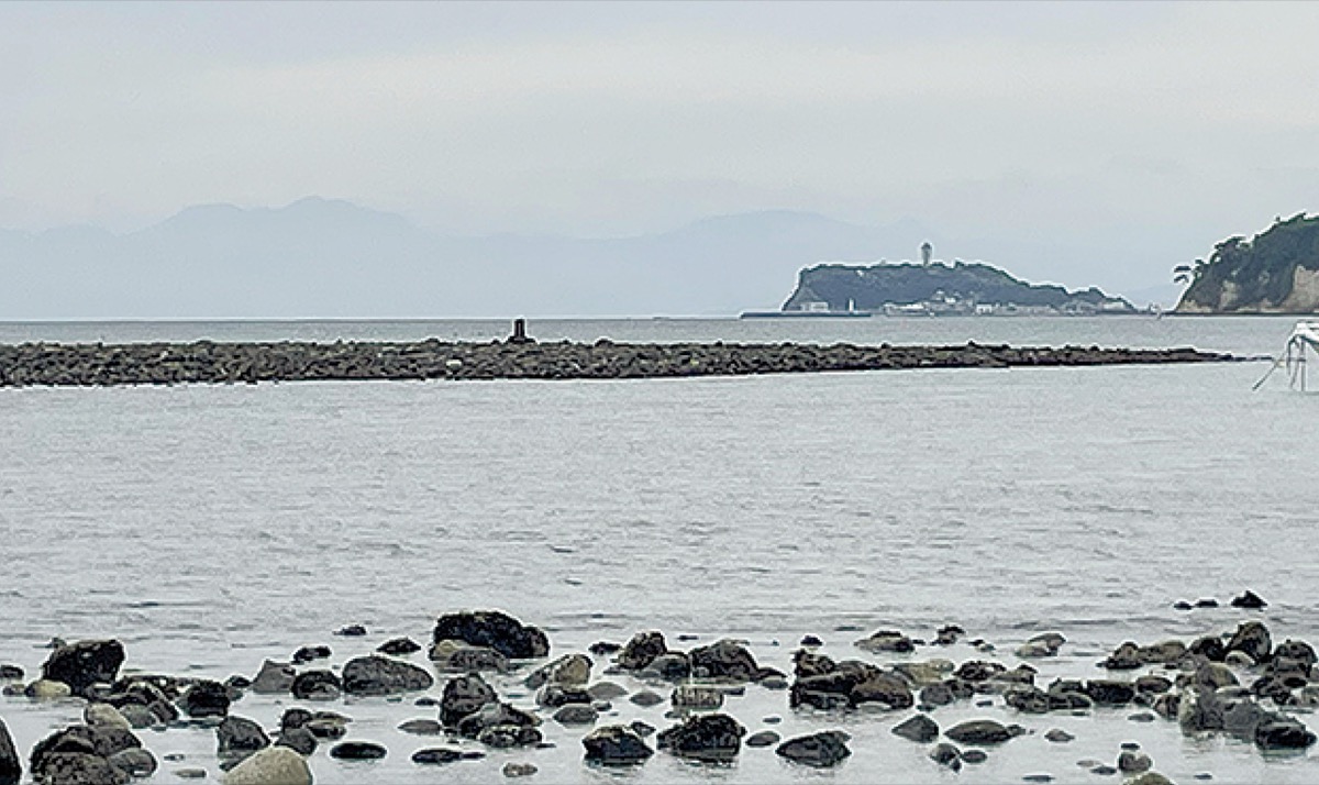 干潮時に海中から姿を現す和賀江嶋