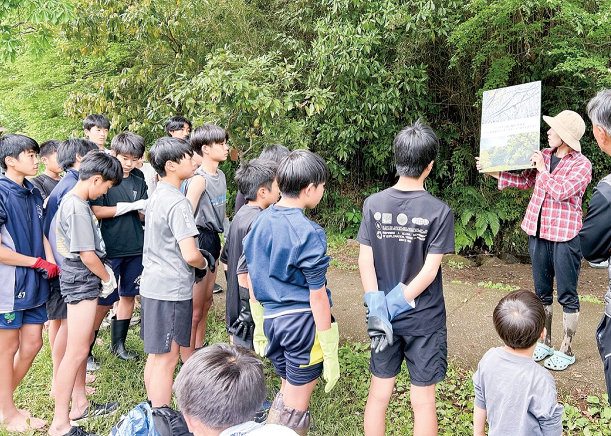 説明を聞く子どもたち