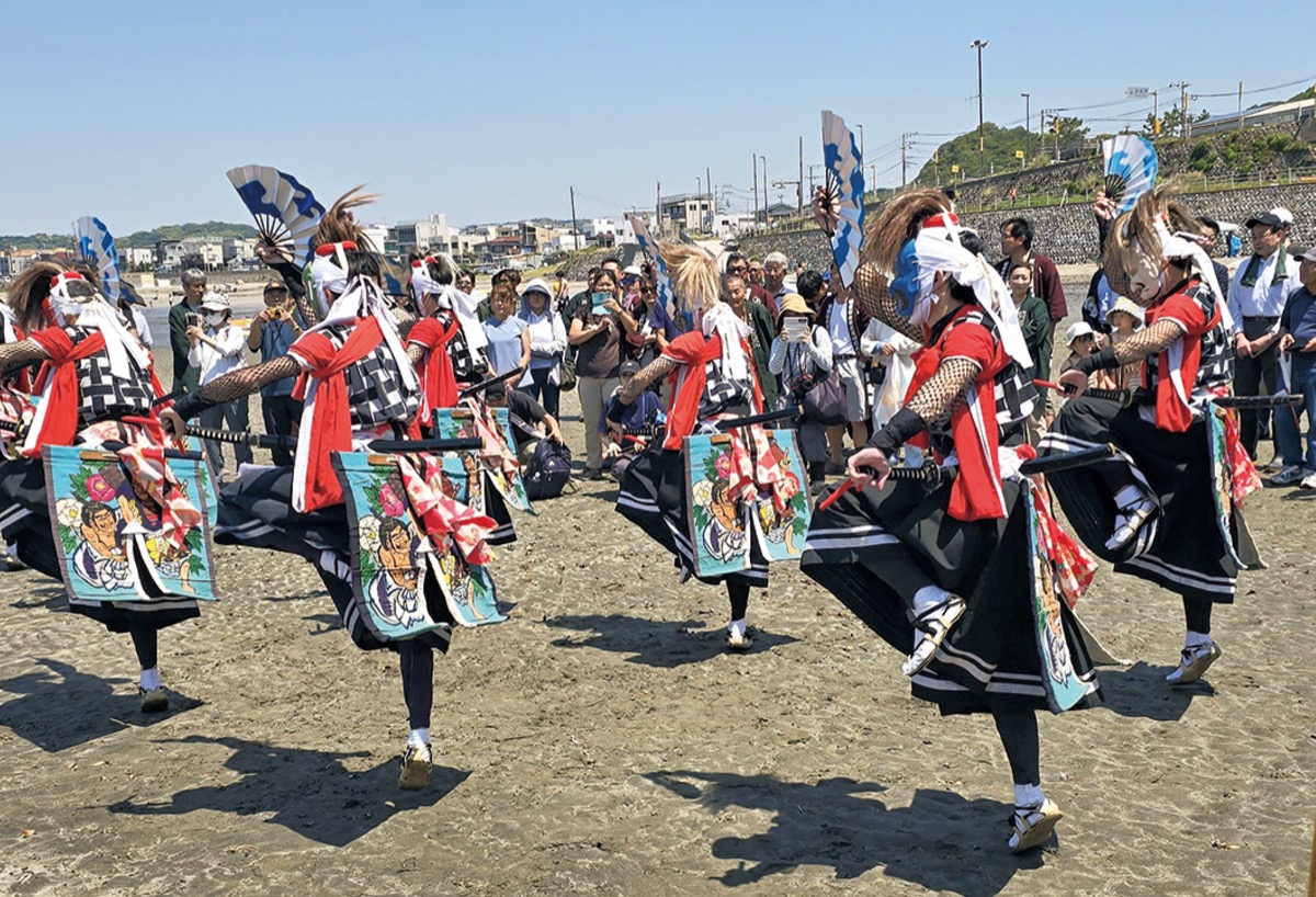 浜で披露された鬼剣舞