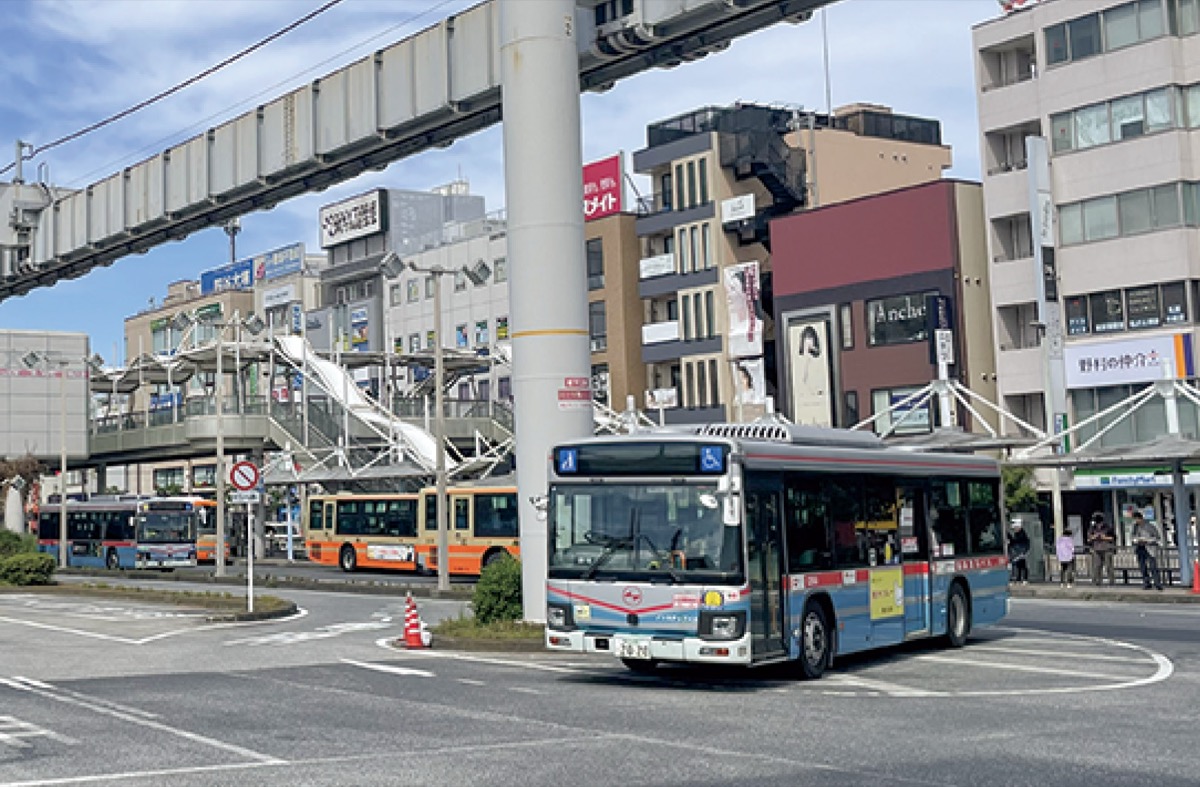 大船駅に停車する京浜急行バス(5月9日撮影)