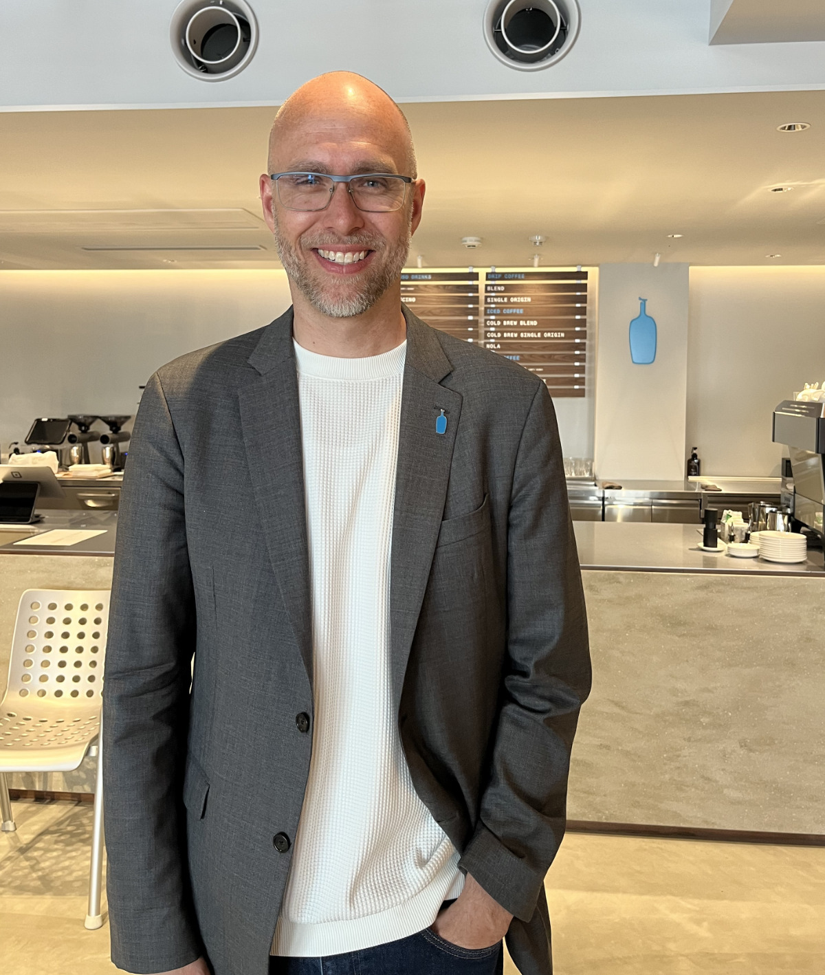 来店者を迎えるブルーボトルコーヒージャパンの代表を務めるジェンキンス氏