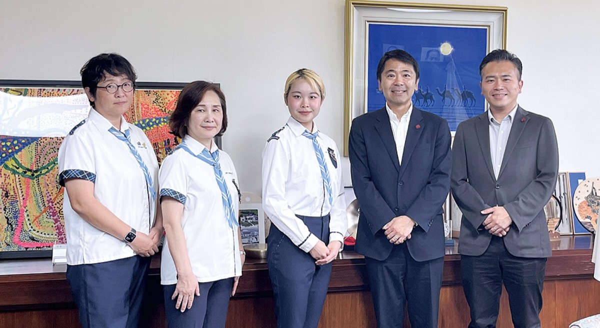 松尾市長(右から2人目)に報告する第3団のメンバー
