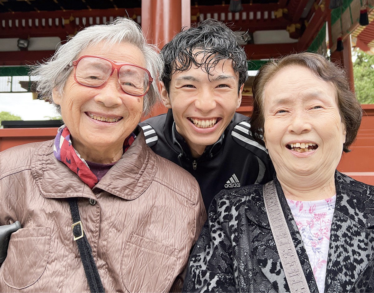 家族のように仲が良い入居者と職員