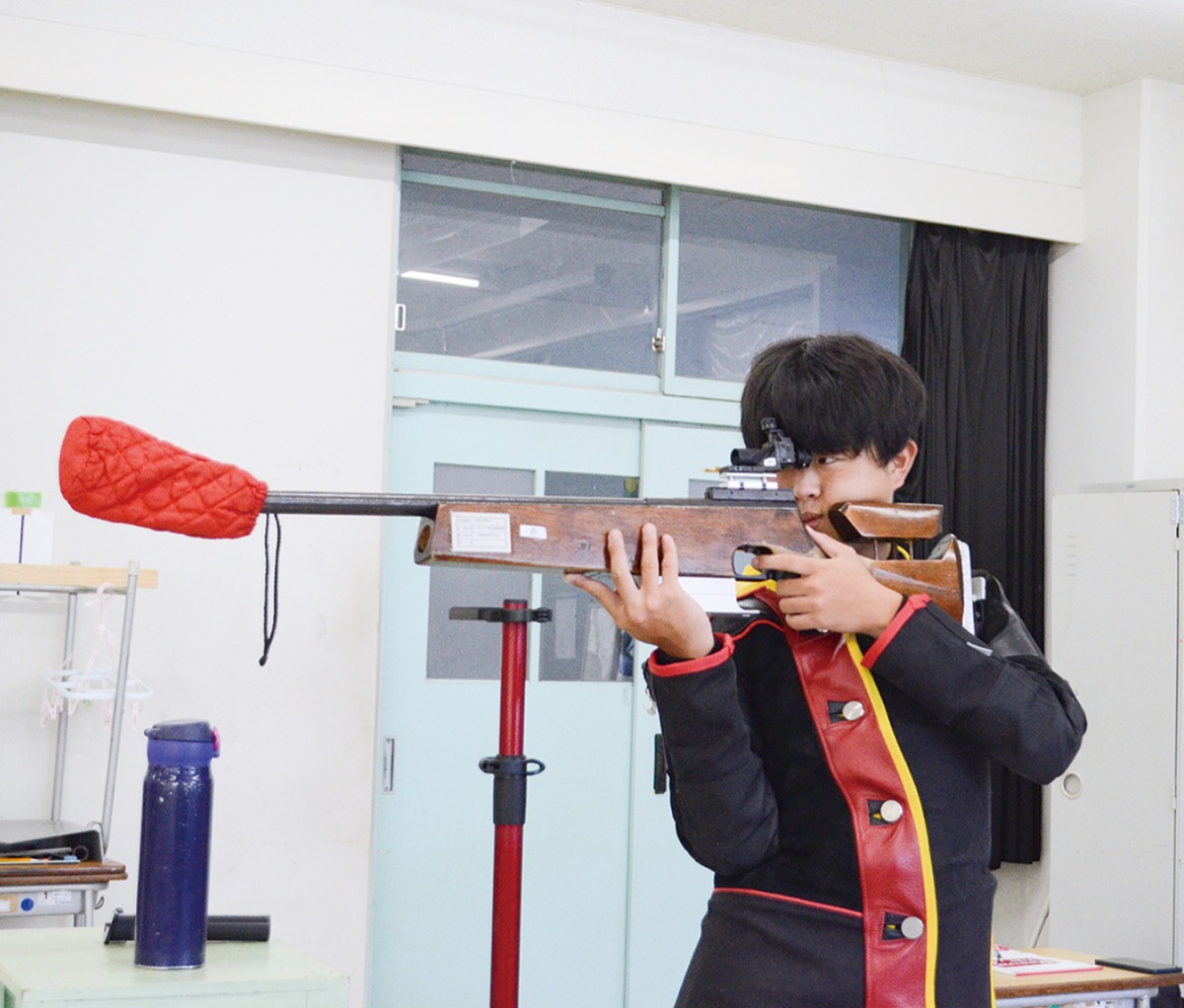 光線銃を構える滝口さん