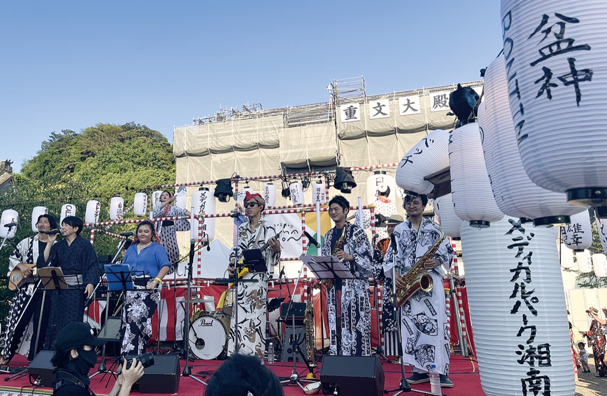 生バンド盆踊りに熱狂 (写真2)