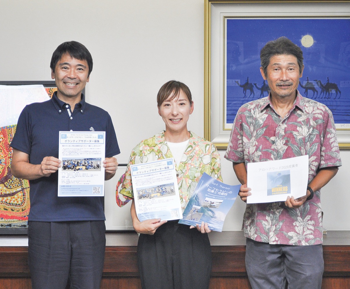 表敬訪問の様子。左から松尾市長、津田さん、柴田さん
