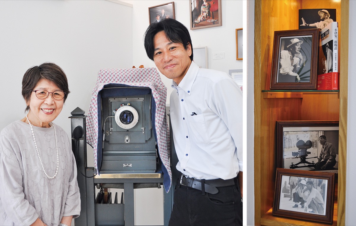 左/25年ほど前まで使用していたアンソニーカメラを挟んで、公子さん(左)と松太郎さん、右/店内の一角には厚田さんのコーナーも=7月31日、鎌倉菅野写真館にて