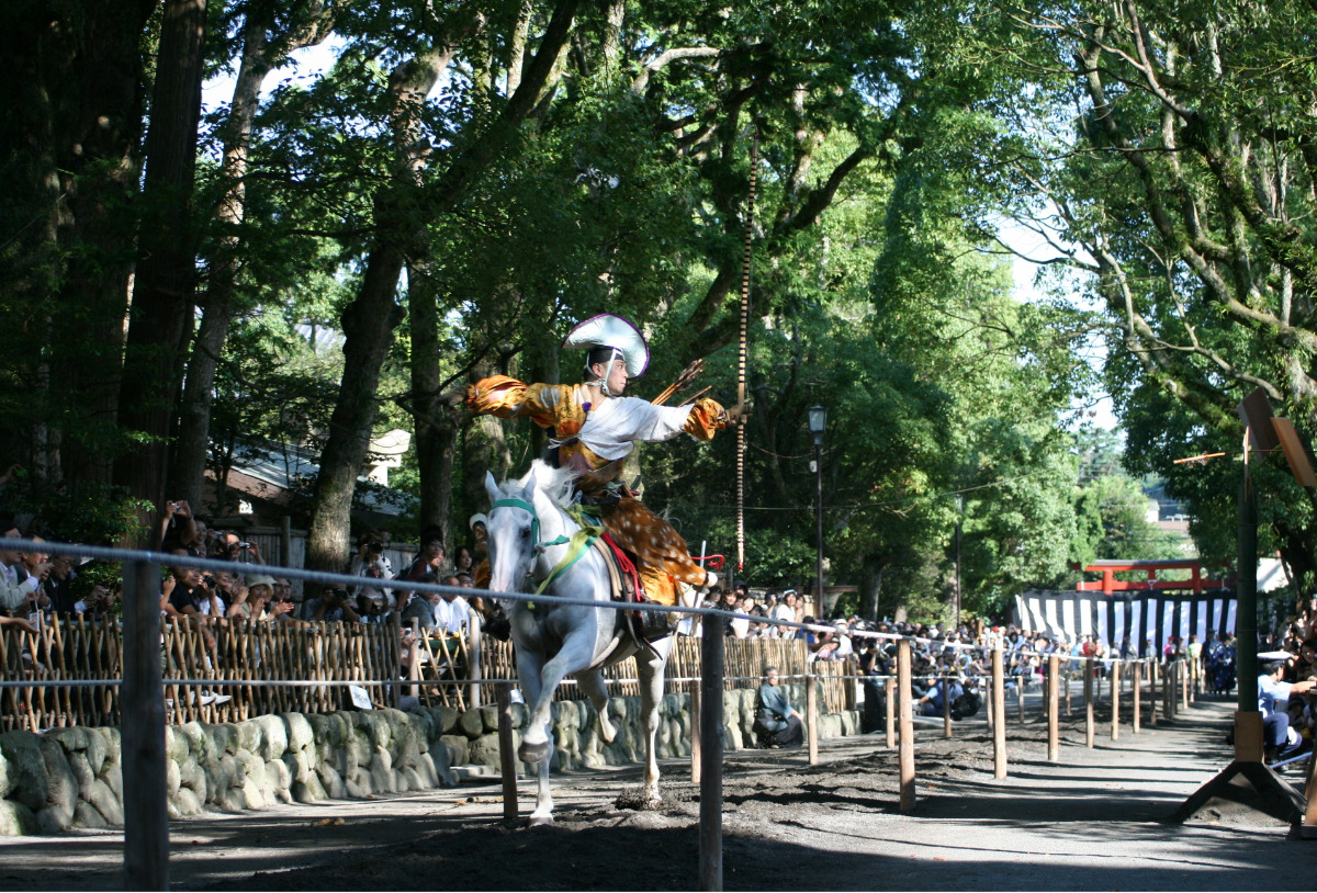 16日には流鏑馬神事も行われる(同)