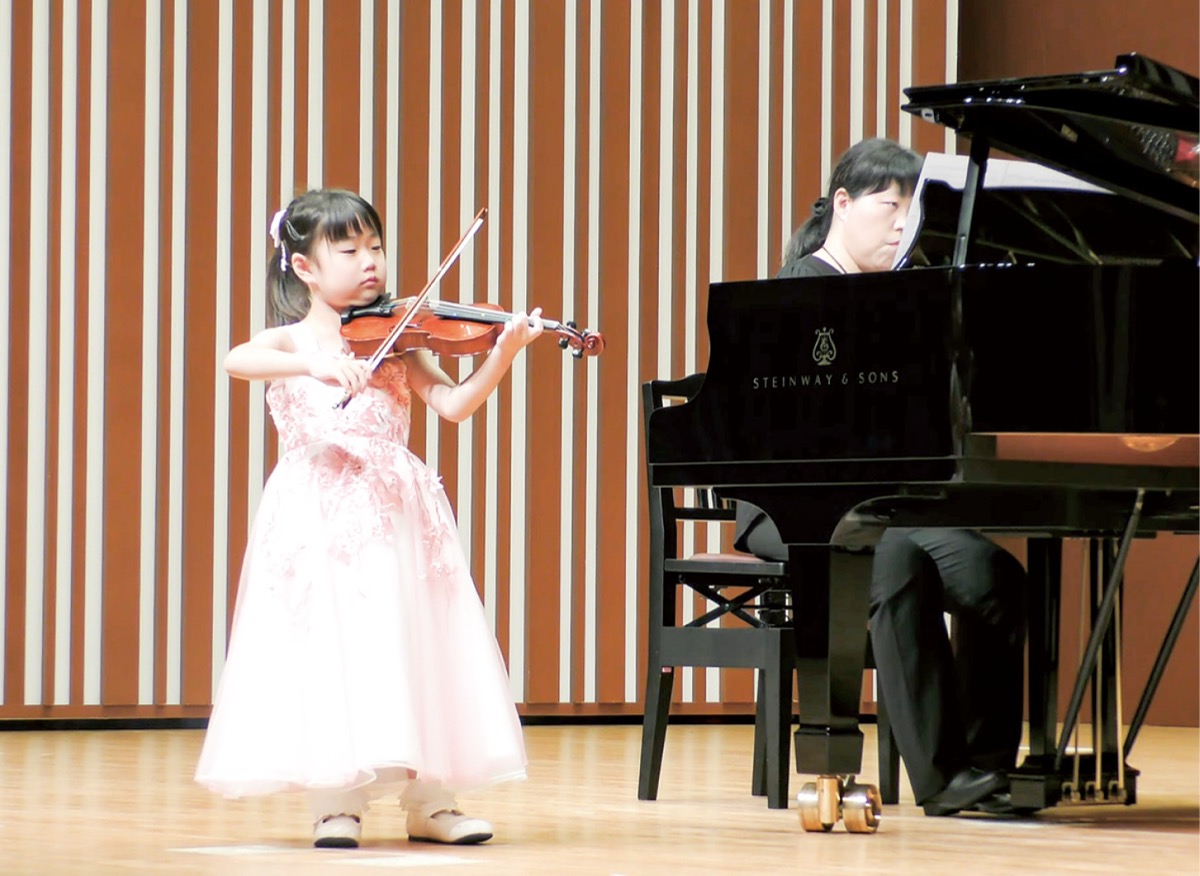 コンクールで演奏する汐依沙さん(保護者提供)