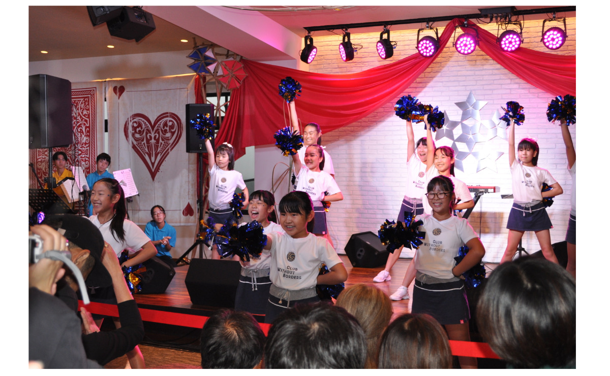 息の合ったダンスを披露する鎌倉インテルキッズチアダンスチーム