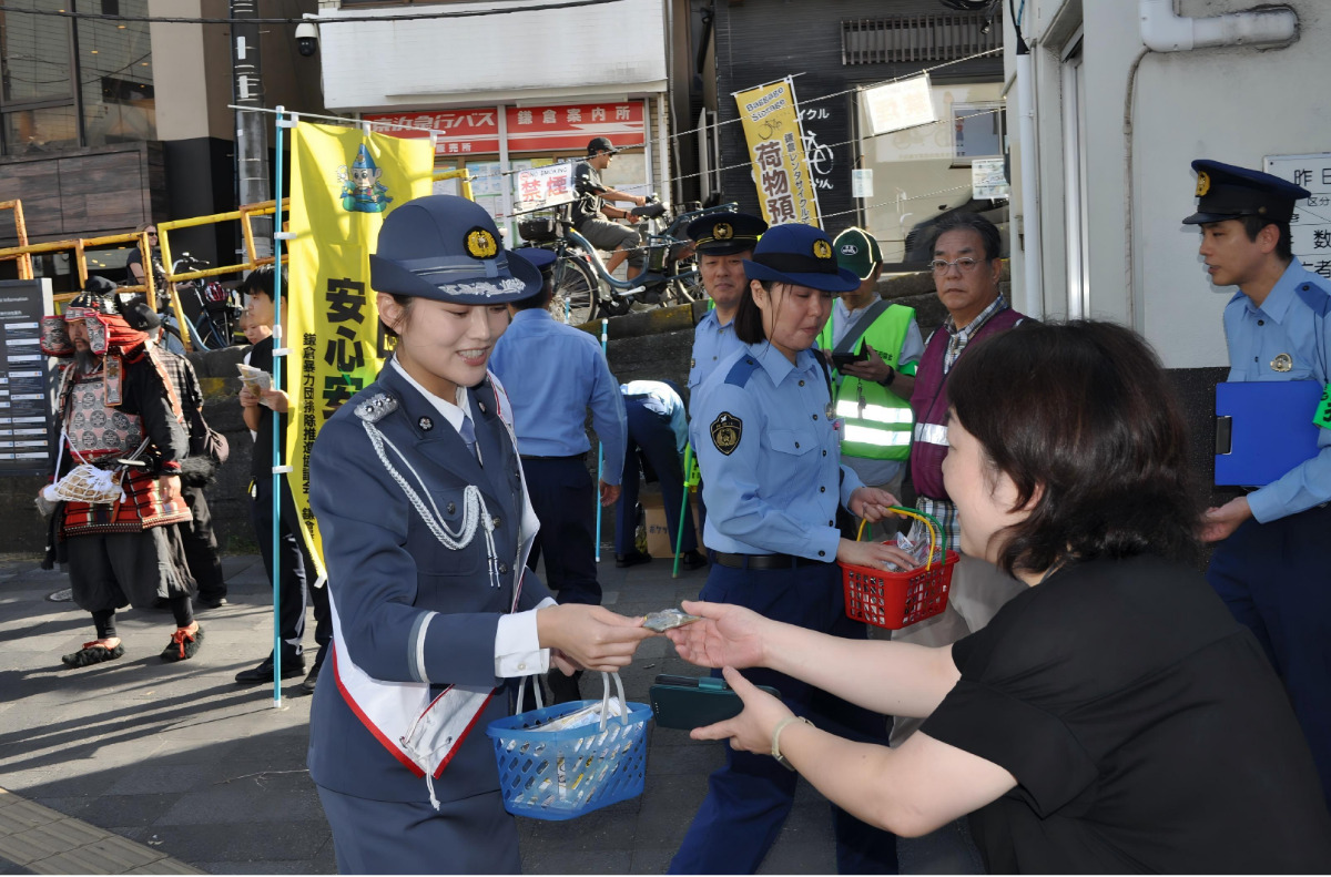 鎌倉駅で啓発グッズを配布