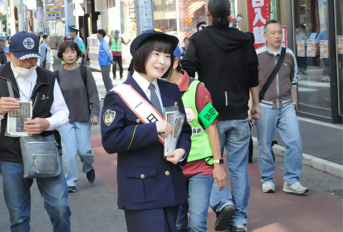 笑顔で声かけをする戸倉さん