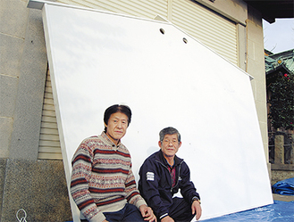 巨大絵馬と須田さん（左）、三橋会長（右）「ぜひ完成したものを見に来て下さい」（写真撮影・12月19日）