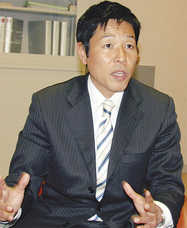 本紙取材に答える永田氏。市議２期８年の実績を活かし市長選に挑戦する