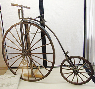前輪が極端に大きい１８７２年製の「オーディナリー型自転車」