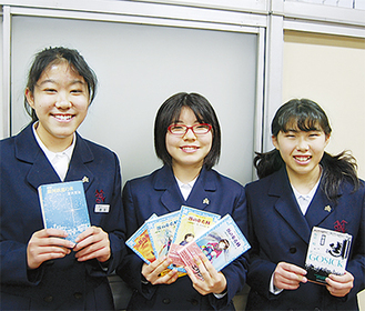 作品のもととなった本を手にする徳永咲紀さん（左）、村田マリンさん（中央）、芦野陽加里さん（右）