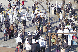 地震直後に中央公園に避難する市職員たち（3月11日撮影）