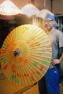 伝統を守りながら個性的な和傘を作っている（HPアドレス　http://shonanwagasa.com/）