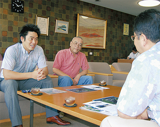 市長（右）に計画を話す鈴木さん（左）