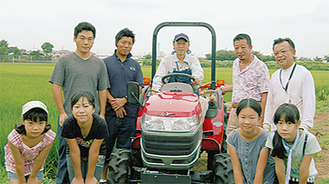 米生産にバイオディーゼルを導入した鈴木代表（中央）ら