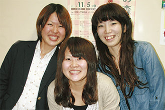 森プロの青木さん、神成友美さん、羽田野由衣さん（右から）