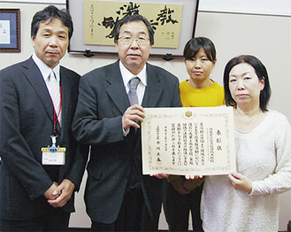 賞状を手にする尾崎校長（中央）と右から沼田さん、校内コーディネーターの加納朋実先生、白井誠教頭