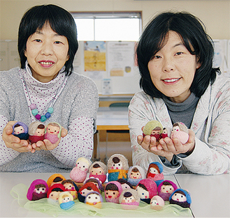 人形を手にする篠さん（左）と川端さん