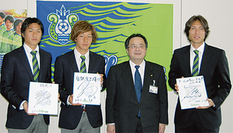 左から岩尾選手、鎌田選手、服部市長、下村選手