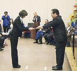 稲岡会長から受賞者には賞状が贈られた