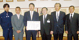 感謝状を手にする伊澤会長（中央左）