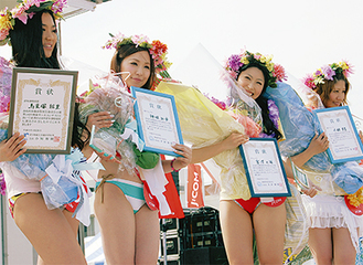 （左から）青年部特別賞の馬見塚さん、準グランプリの神咲さん、グランプリの宮澤さん、準グランプリの小林さん