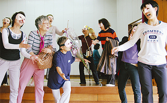 柳島記念館で練習する劇団員