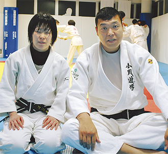 吉報を待つ半谷静香選手（左）と小川直也さん