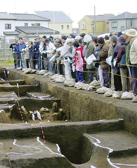2007年に行われた七堂伽藍跡の見学会。当日は約130人が現地を訪れた