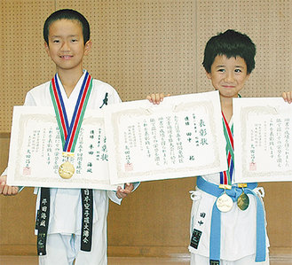 関東大会優勝の賞状とメダルを手にする平田君（左）と田中君