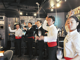 ベネンシアドールの酒井さん、伊藤さん、石田さん、原田さん、高橋さん（右から）